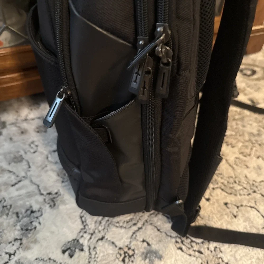 Targus Mobile-VIP Topload Shoulder Bag with Checkpoint-Friendly TSA Screening...